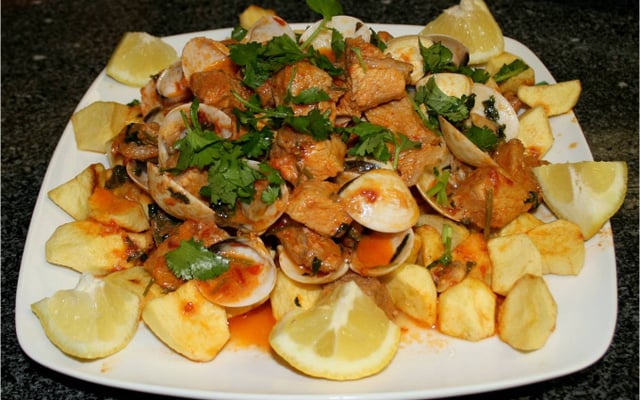 Carne de porco à Alentejana