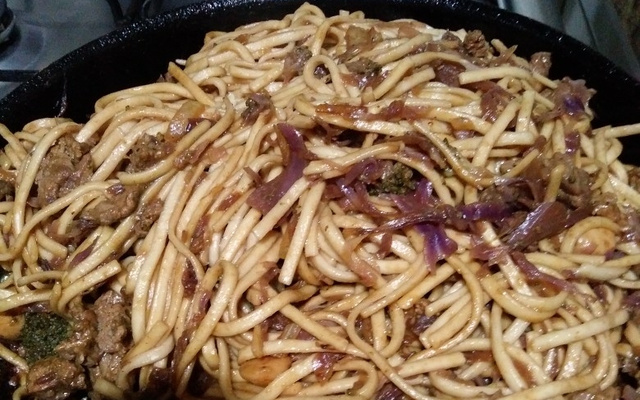 Yakissoba de carne com legumes do ED