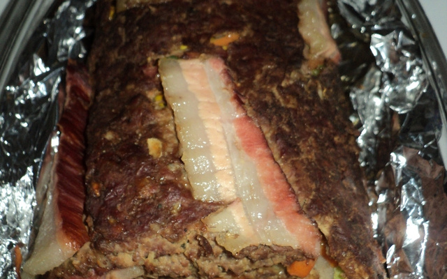 Rocambole de carne moída trançada com bacon