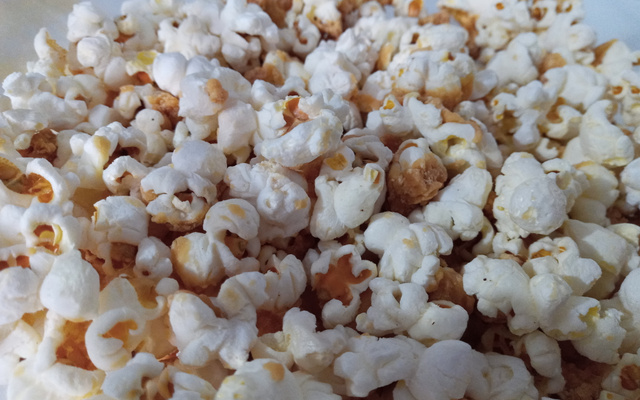 Pipoca caramelizada com leite ninho