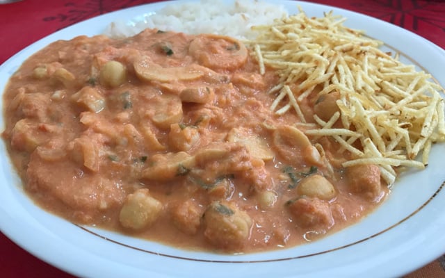 Strogonoff vegano de grão de bico e palmito