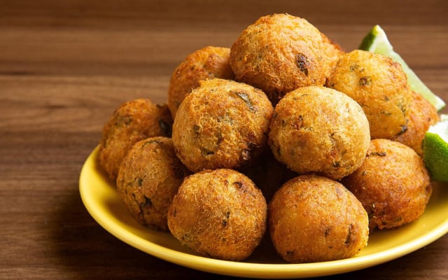 Bolinho de bacalhau na airfryer dourados e servidos com limão
