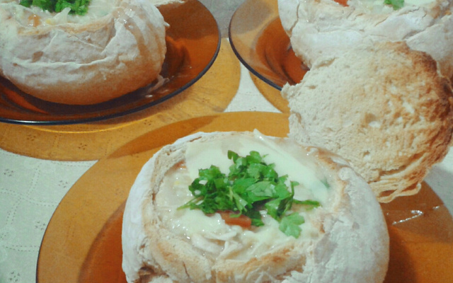 Sopa de milho no pão