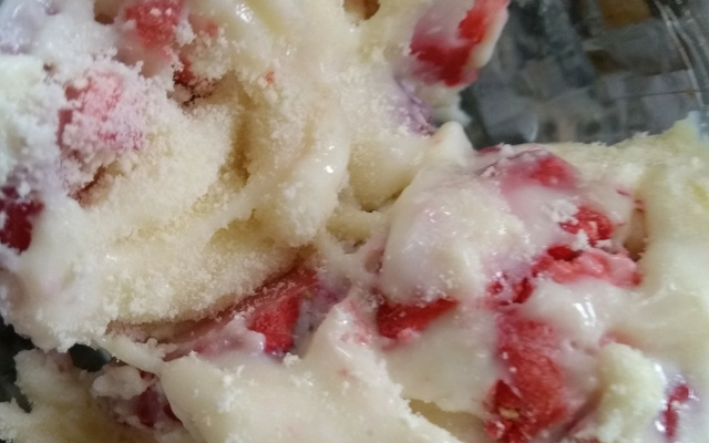 Pave gelado de morango e leite em pó