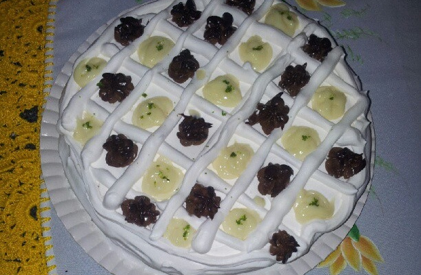 Bolo com recheio de limão e chocolate