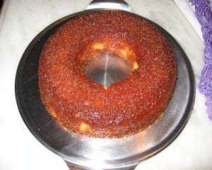 Bolo caramelizado de aipim com coco