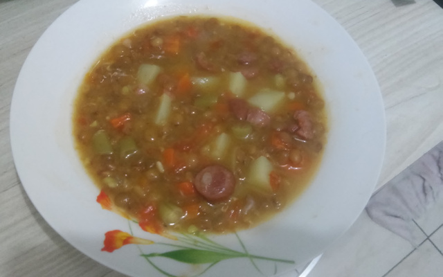 Sopa de lentilhas com legumes e carne de porco