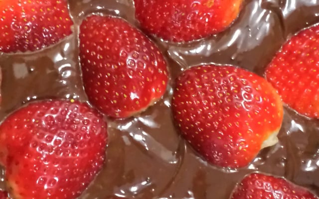 Sobremesa de morango com chocolate