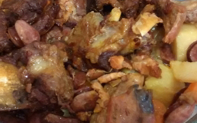 Costela bovina na panela de pressão com linguiça calabresa e bacon