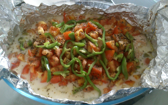 Salmão assado com leite de coco e legumes