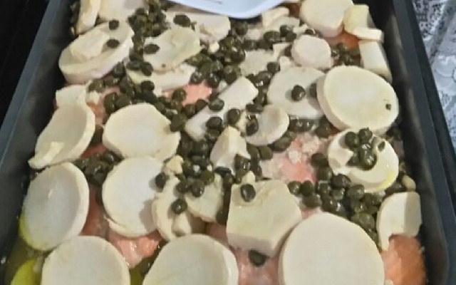 Salmão com alcaparras e palmito