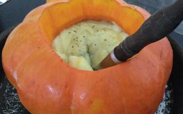 Frango com requeijão na moranga