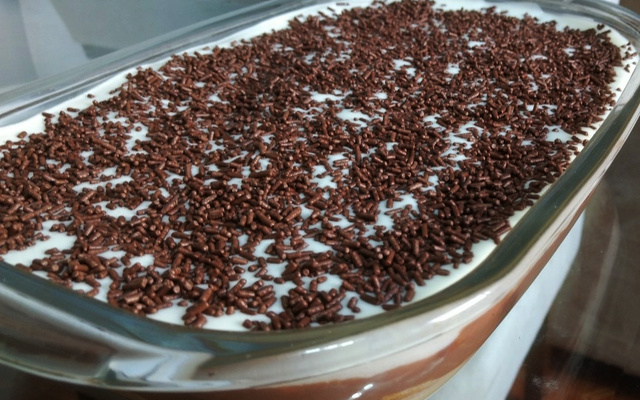 Pavê de chocolate com biscoito champagne e cremes