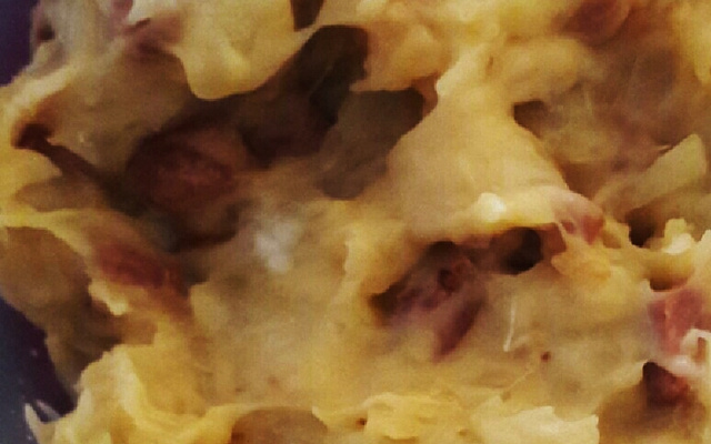 Purê de mandioca com bacon/calabresa