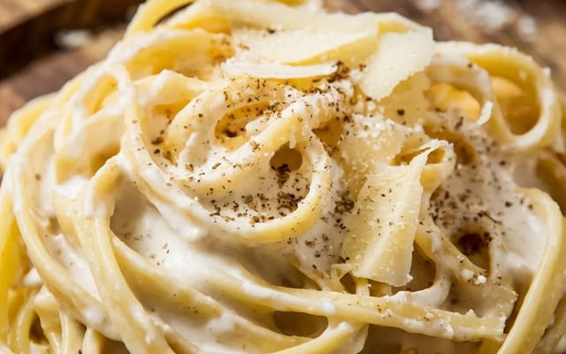Macarrão fettuccine Alfredo com molho cremoso