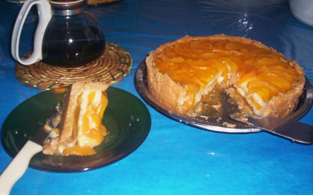 Torta de biscoito triturado com pêssego