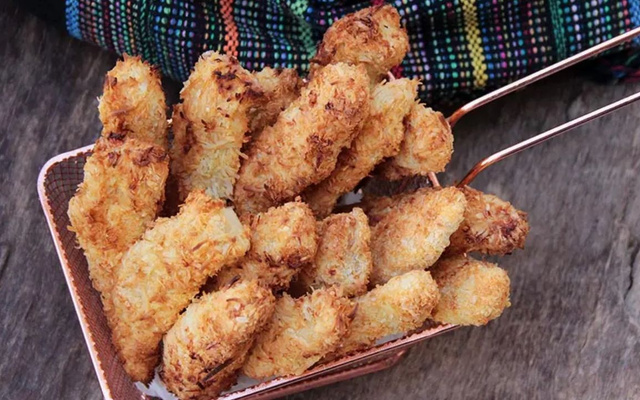 Iscas de frango empanadas com coco na airfryer