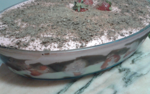 Pavê mousse de morango e chocolate da Taí