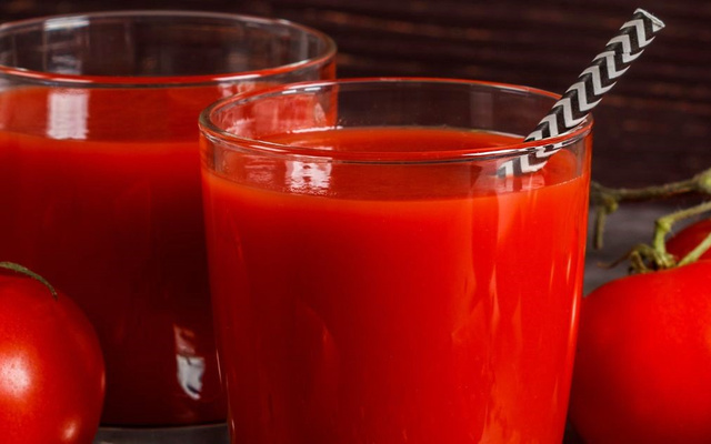 Suco de tomate natural