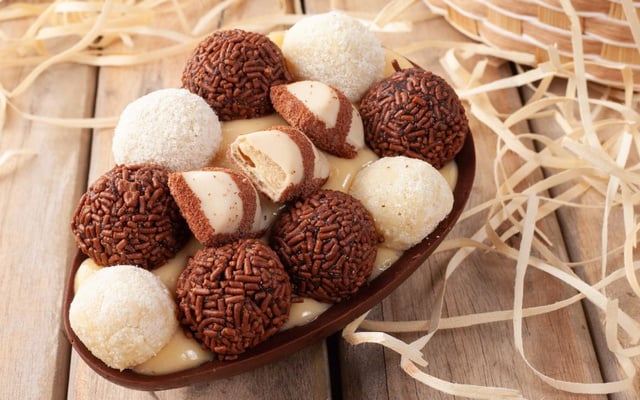 Ovo de colher recheado com brigadeiro branco e bombons