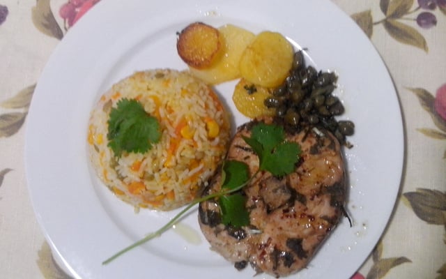 Salmão com molho de alcaparras