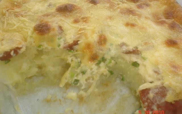 Batata gratinada de calabresa com queijo