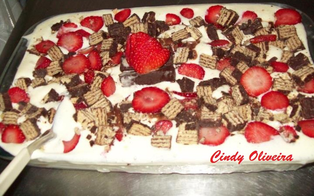 Sobremesa de sorvete com morango e Bis