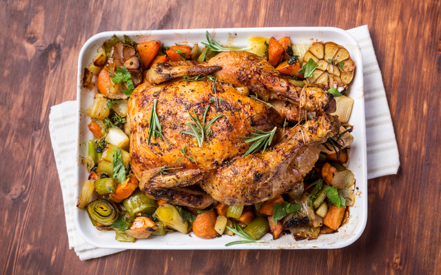 Chester assado com molho de vinho branco e laranja