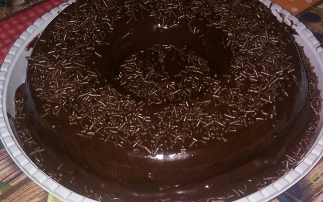 Bolo de chocolate fofinho e molhadinho