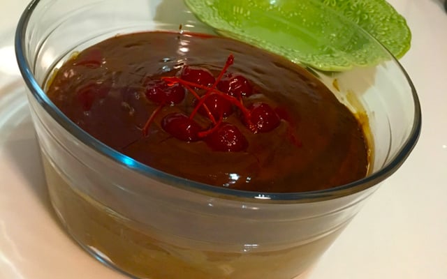 Pavê de chocolate com bombom (ou wafer coberto de chocolate)