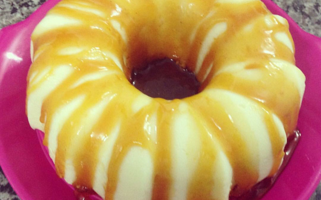 Manjar de coco com calda de morango