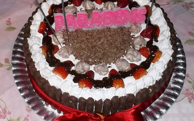 Bolo de chocolate e morango com Twix