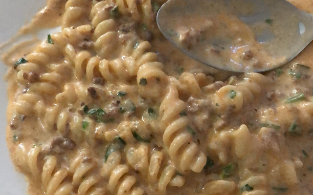 Macarrão de panela de pressão fácil e gostoso