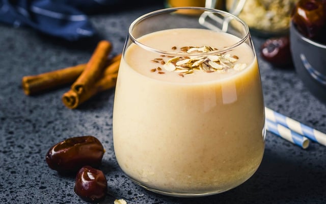 Chá de amendoim com canela cremoso no copo