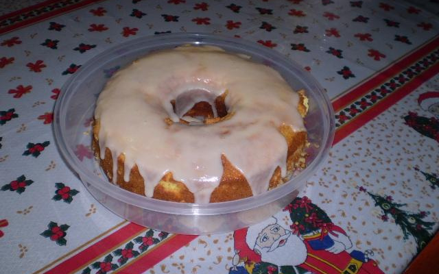 Bolo delicioso de laranja com cobertura de glacê