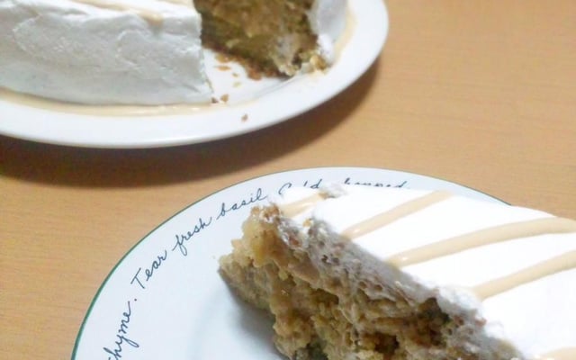 Bolo de nozes com recheio de doce de leite