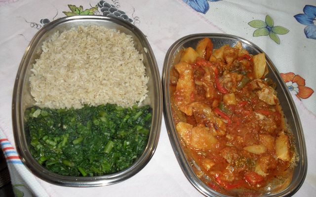 Almoço light delicioso (frango de caçarola, espinafre e arroz integral)