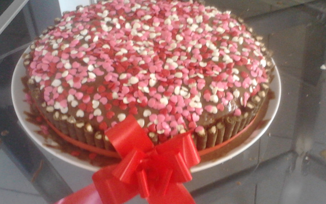 Bolo falso de kit-kat de morango (econômico)