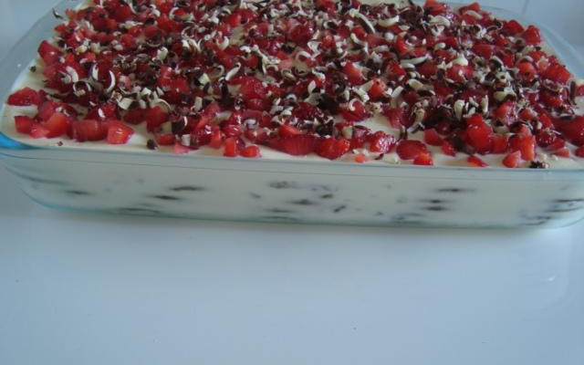 Torta de Bolacha com Nata e Morangos