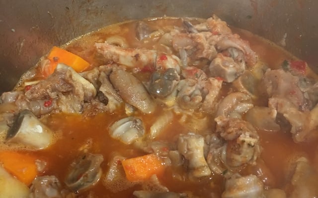 Pé de porco ao molho com batatas