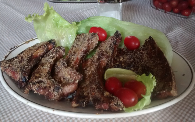 Costelinha de porco na churrasqueira