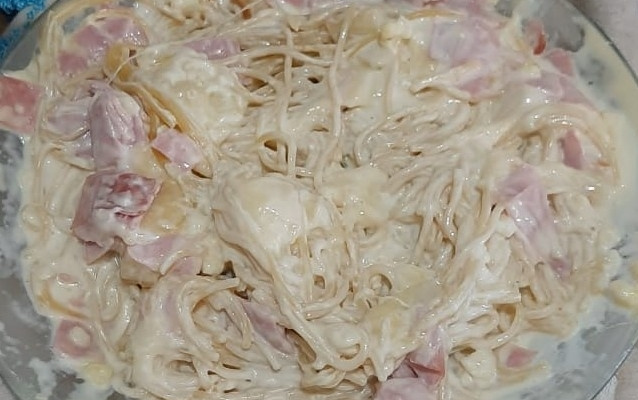 Macarrão ao molho branco com presunto e queijo