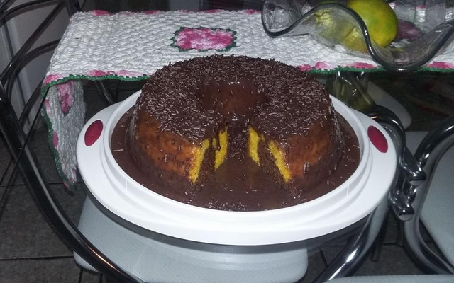 Bolo de cenoura mesclado com chocolate de liquidificador
