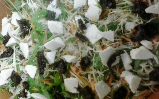 Salada de rúcula com queijo minas