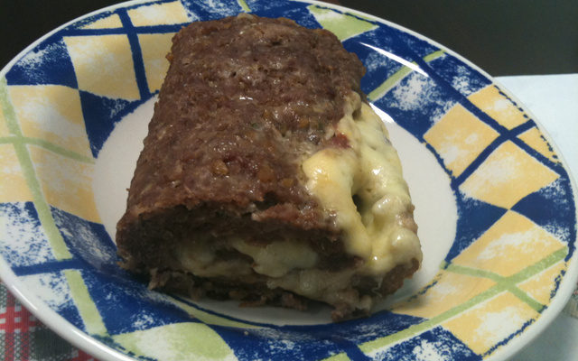 Bolo de carne moída recheado com presunto e mussarela