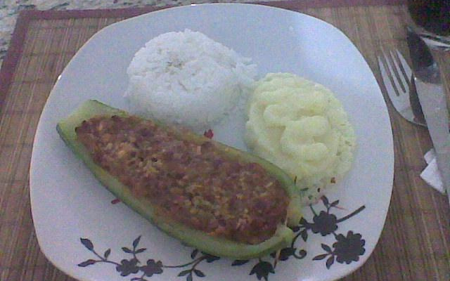 Canoa de abobrinha recheada com carne moída