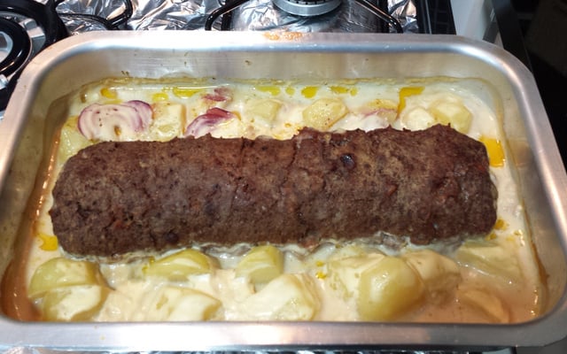 Rocambole de carne moída com batatas em mostarda