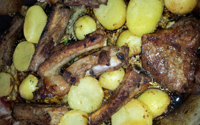 Costelinha com batata no forno