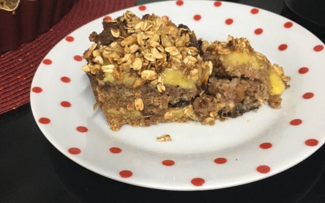 Torta integral de banana com granola