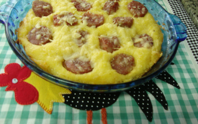 Purê de aipim com linguiça e queijo